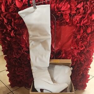 NWT Women's Elegant White Knee-High Women's Boots Size 9 Euro Size 40